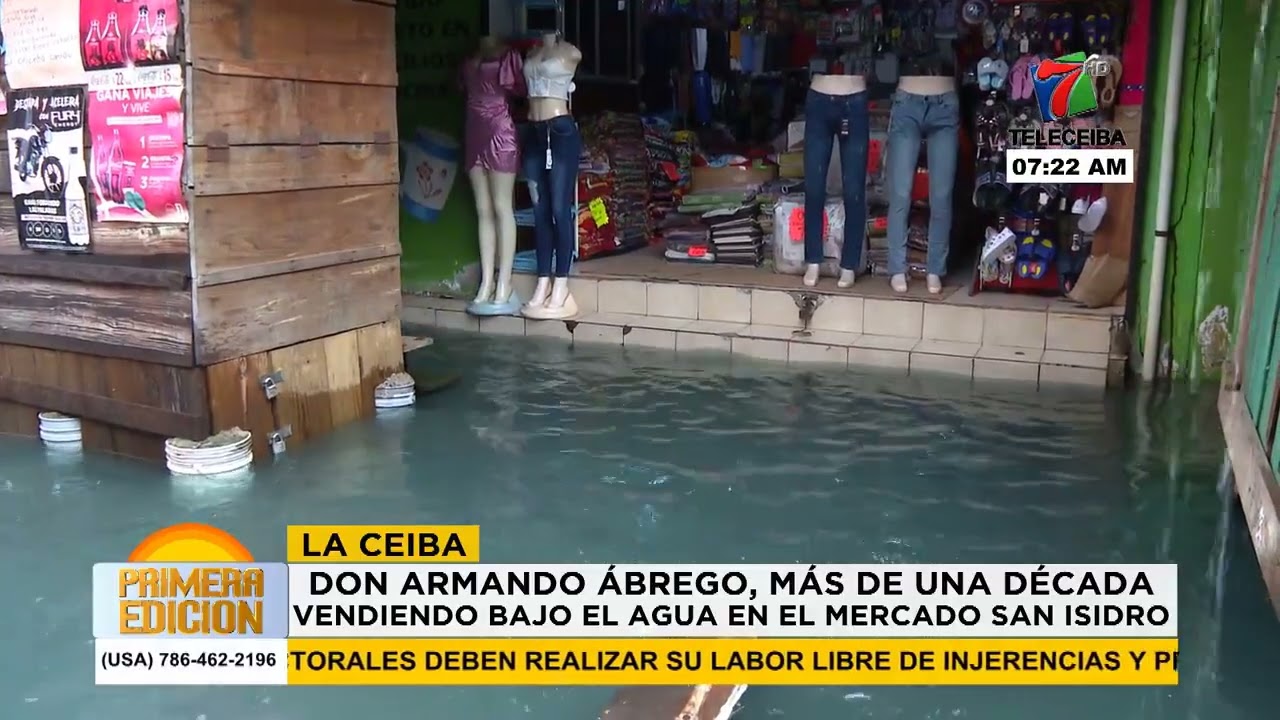 Don Armando Abrego, más de una década vendiendo bajo el agua en el mercado San Isidro en La Ceiba.
