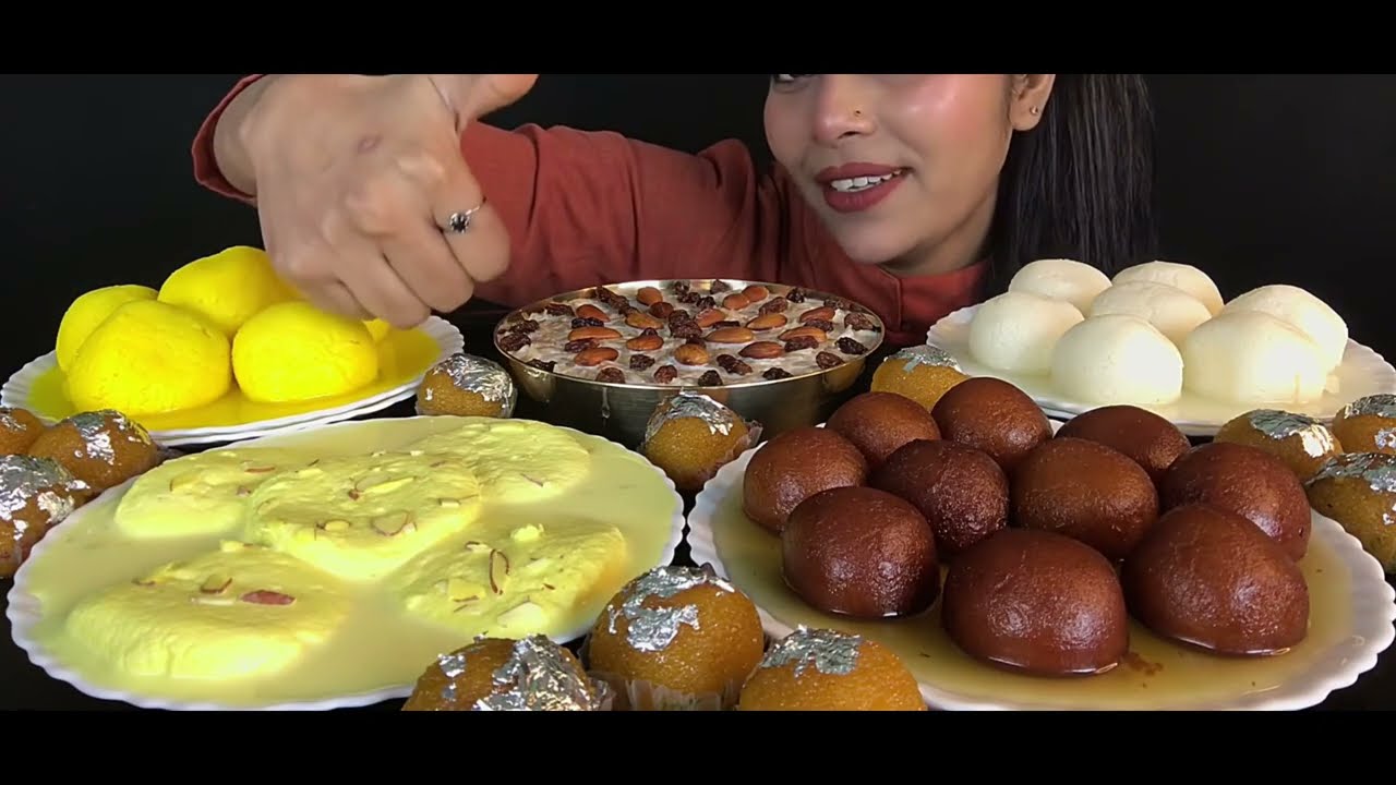 MOST FAMOUS INDIAN SWEET EATING GIRL WITH BIG BITE