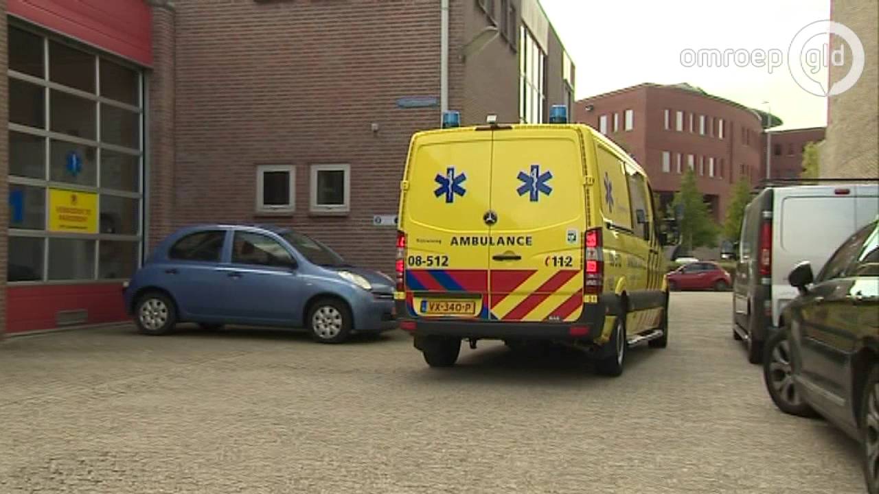 Ambulances trainen met zwaailichten en sirenes aan