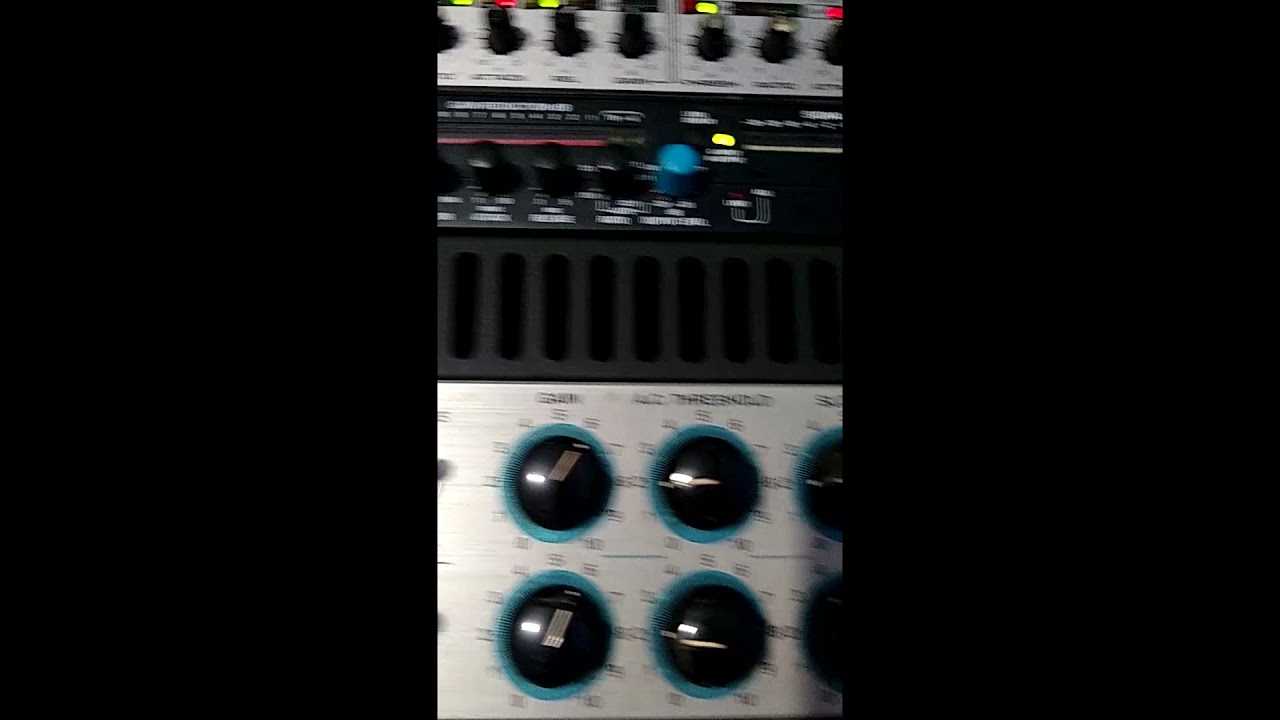 Yamaha M1532. Mixagem com bateria e baixo (bass and drums)