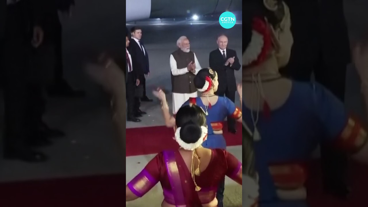Modi welcomes Putin to India with a hug