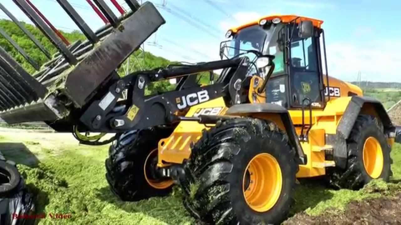 Silage on the Pit - JCB 435 in Action.