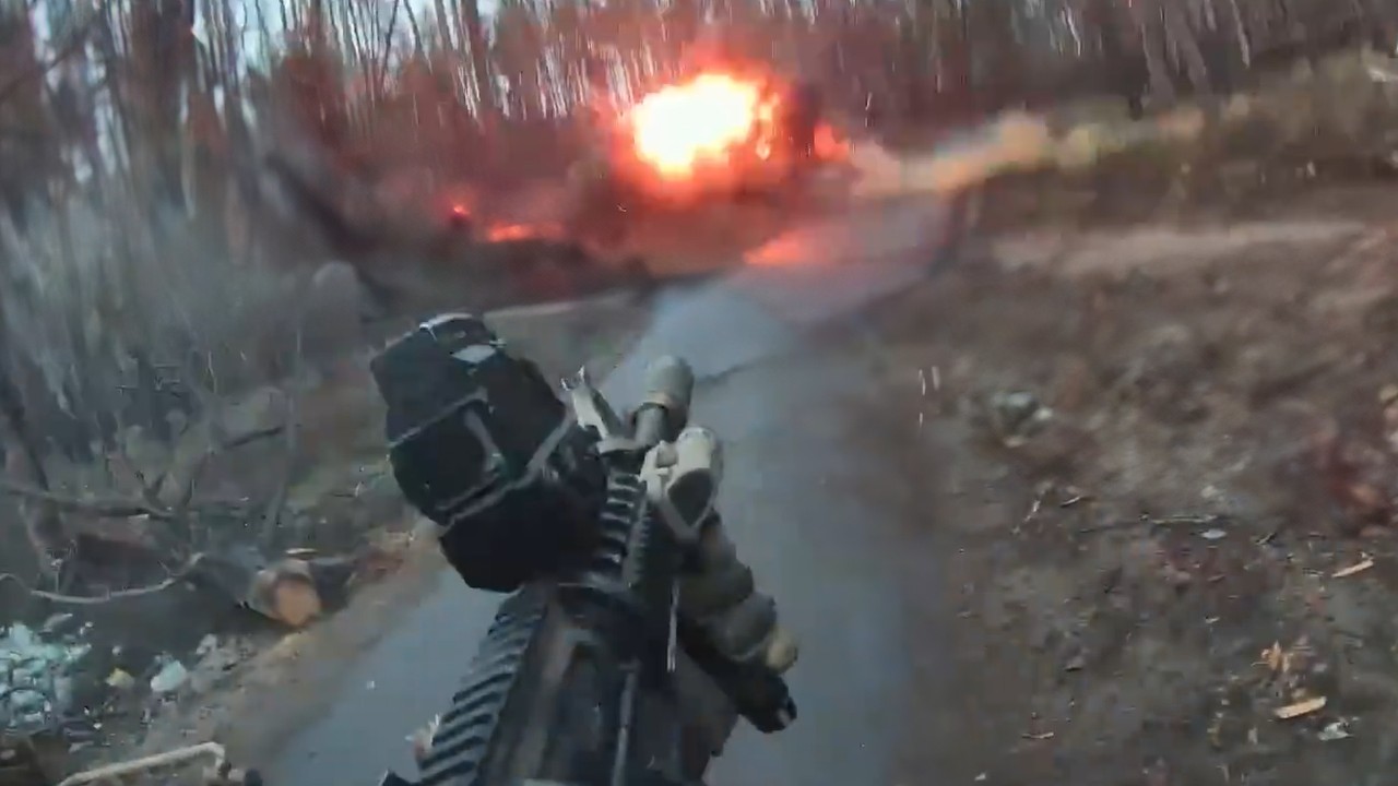 🔴 Ukraine War - Ukrainian Forces Hunt Russian Troops With Thermal Scopes In Woodland Firefights