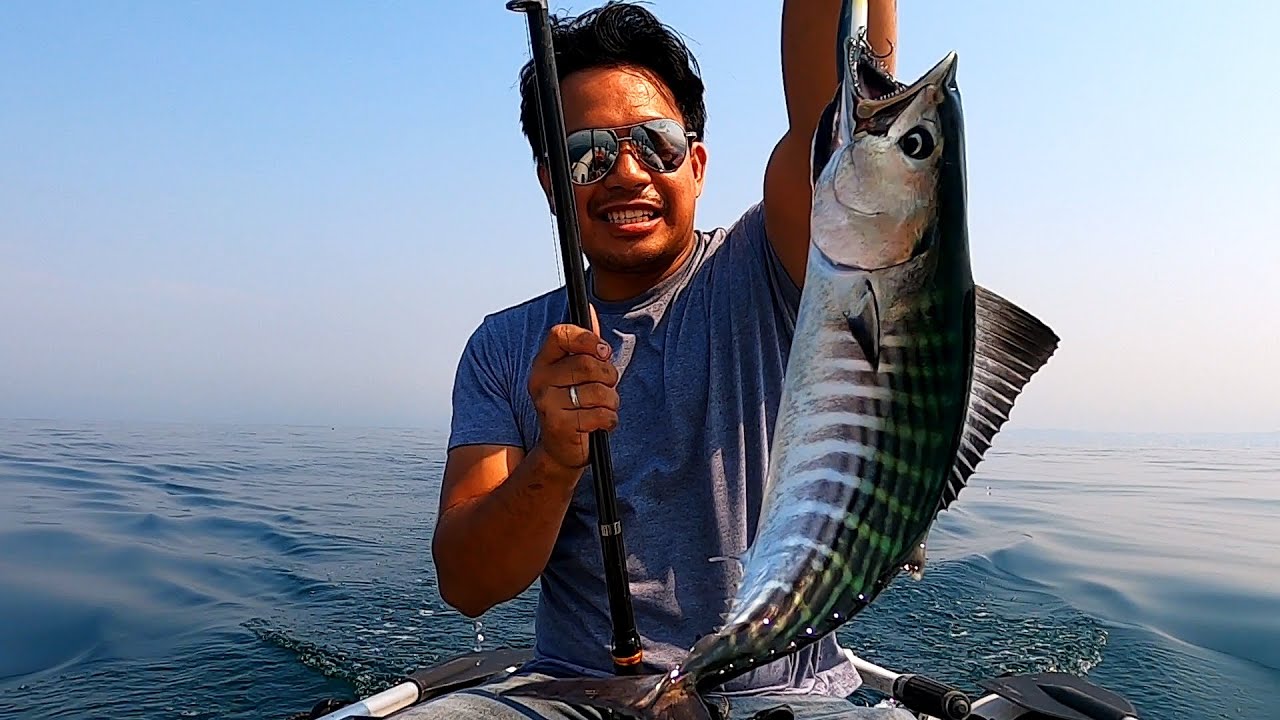 Catching LOTS of Bonito  at Redondo Beach! Tatlong Pinoy nag try makakuha ng isda, sakay inflatable
