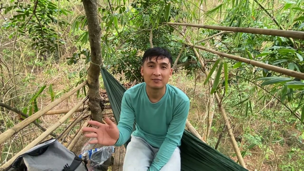 นอนห้างเถาวัลย์สูง มีชายชราถือมีดมาเดินใต้ห้าง