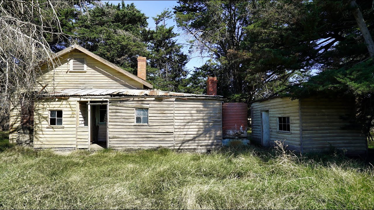 Abandoned- Eccentric old home hidden in trees/Built about 1900 and never updated/Long abandoned