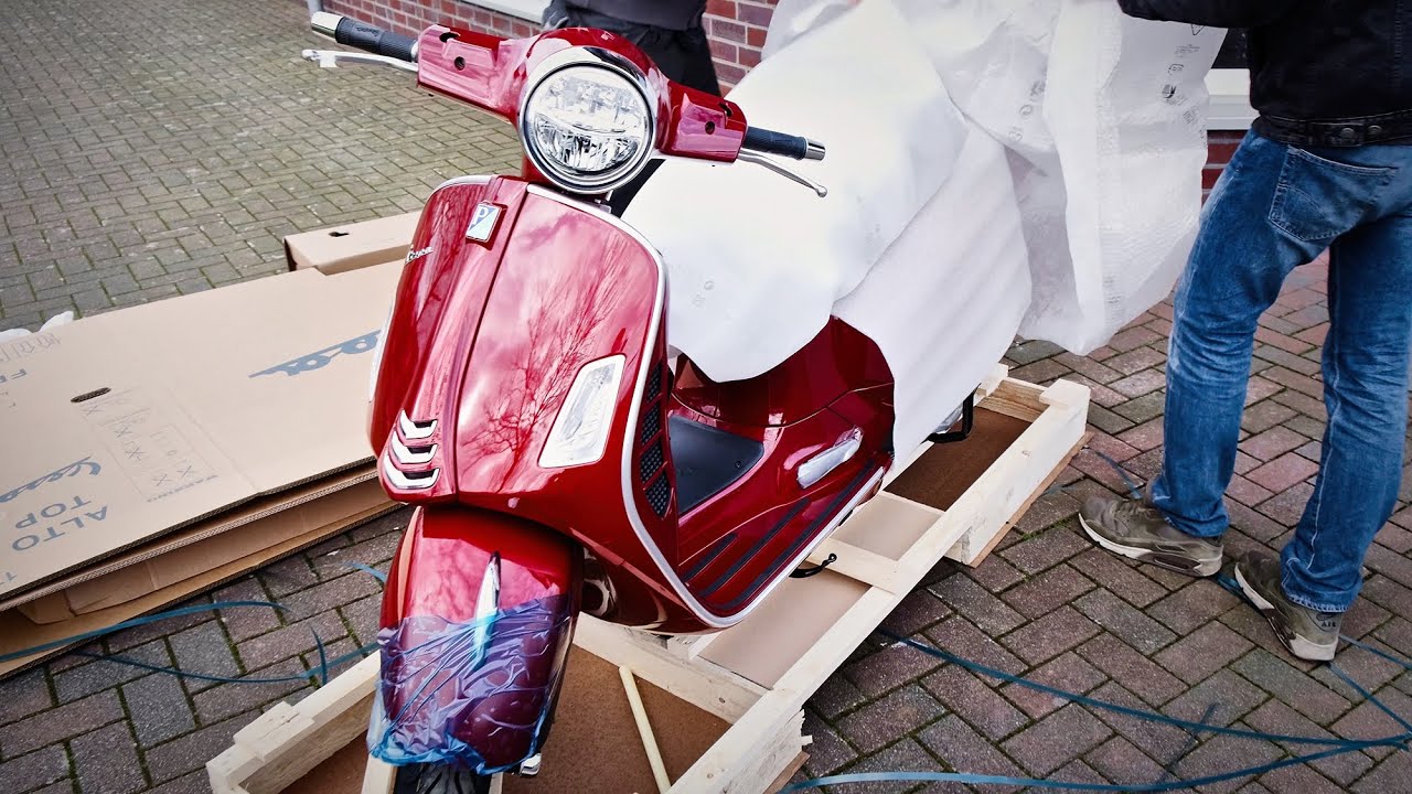 Unboxing Vespa Gts 300 Touring