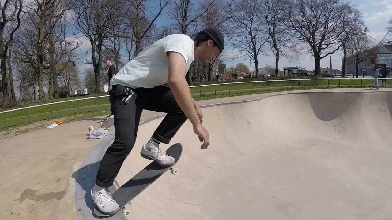 Pool skateboarding, Moor Park, Preston