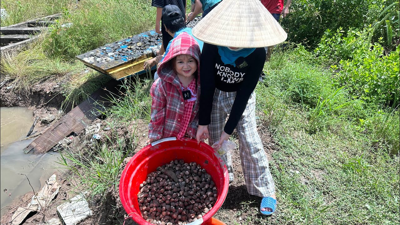 Huyền Hrê cùng đại gia đình chị Cô Chủ Nhỏ kéo nhau đi bắt hải sản về đãi khách