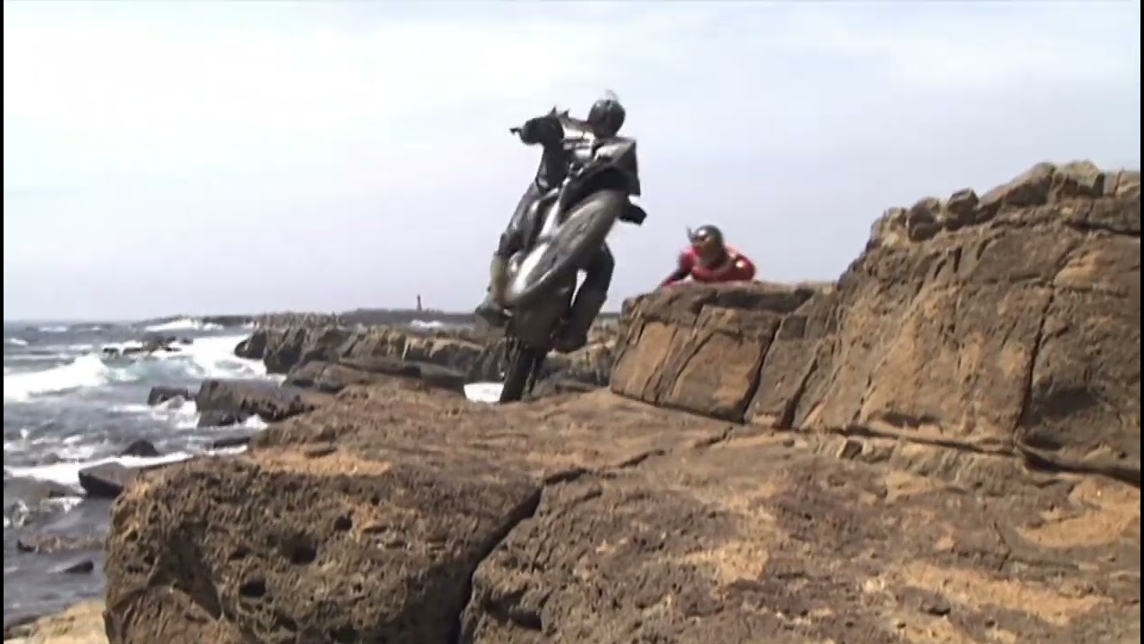 Kuuga VS Go-Bada-Ba Motorcycle Fight [Source 480i 60fps]