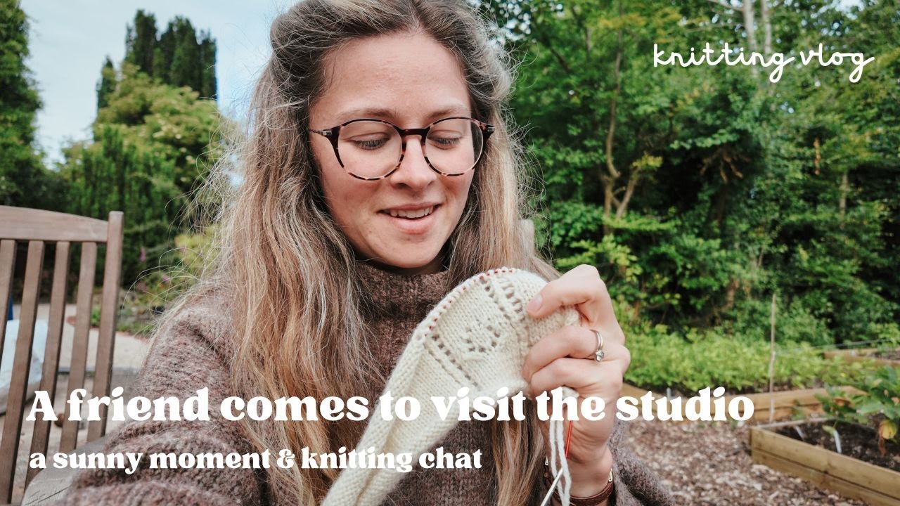 A friend comes to visit the studio- guess who? And knitting craic