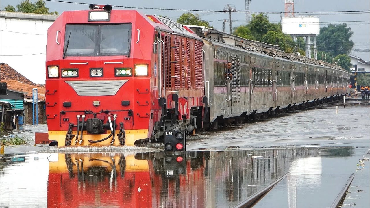 LOKOMOTIF AMFIBI TAHAN AIR CC 300 TURUN TANGAN ATASI BANJIR !