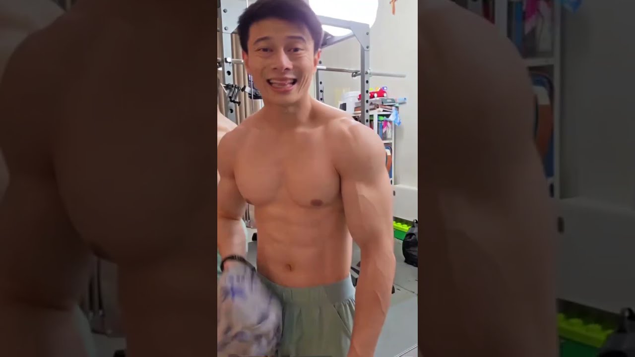Koko ganteng lagi latihan bahu salfok sama roti sobeknya