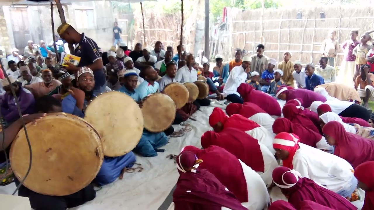 Impressionante a Madrassa Chame all Arábia de Ibo dando um short de verdade, a dança refrescante 
