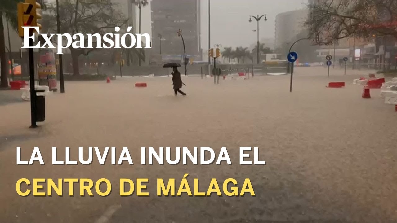 La lluvia inunda el centro de la ciudad de Málaga