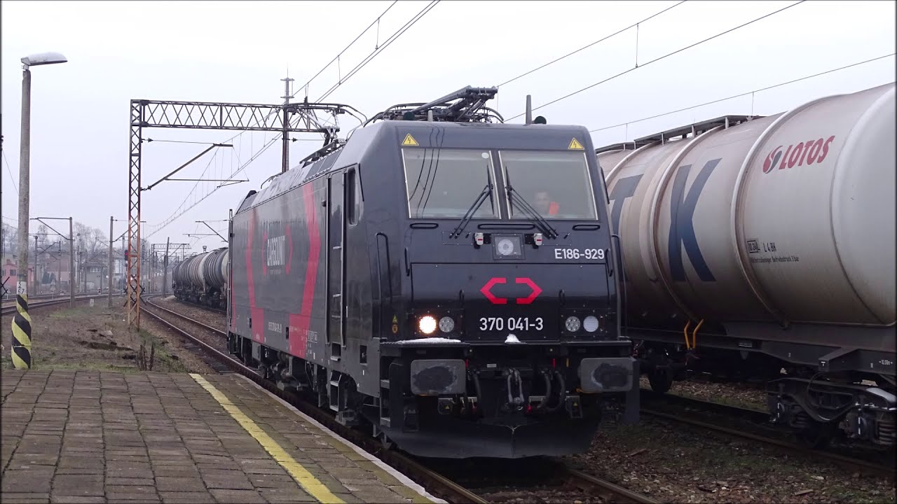 Czarny Traxx (E186-929) LOTOS Kolej na stacji Radzionków | 05.02.2021