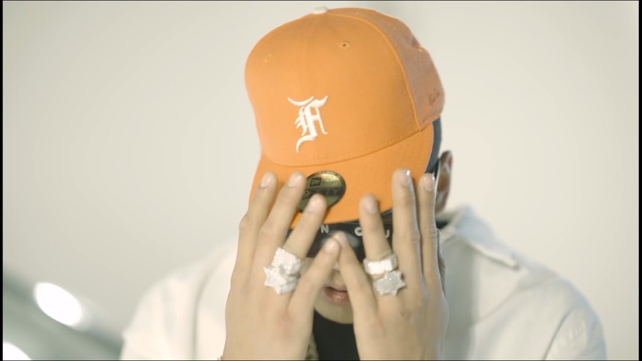 Ad&aacute;n Cruz - Por Andar Acelerado (Video Oficial)