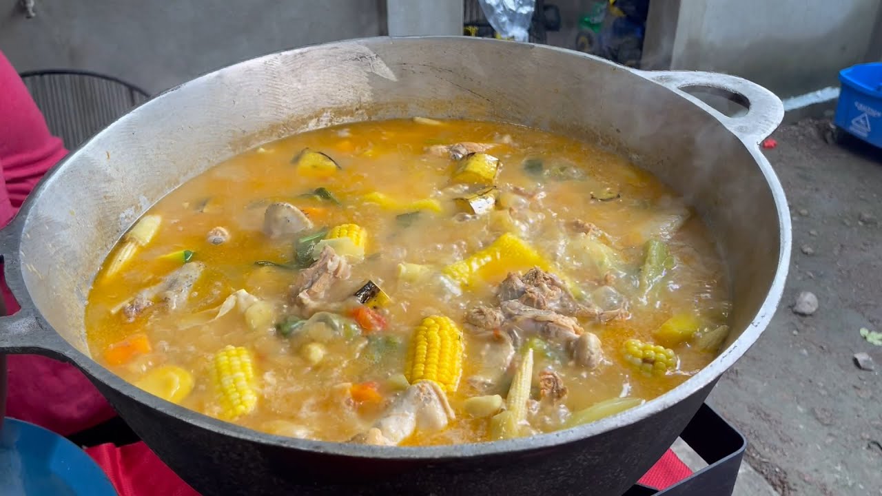 Sopa de gallina con pollo, albóndigas y verduras