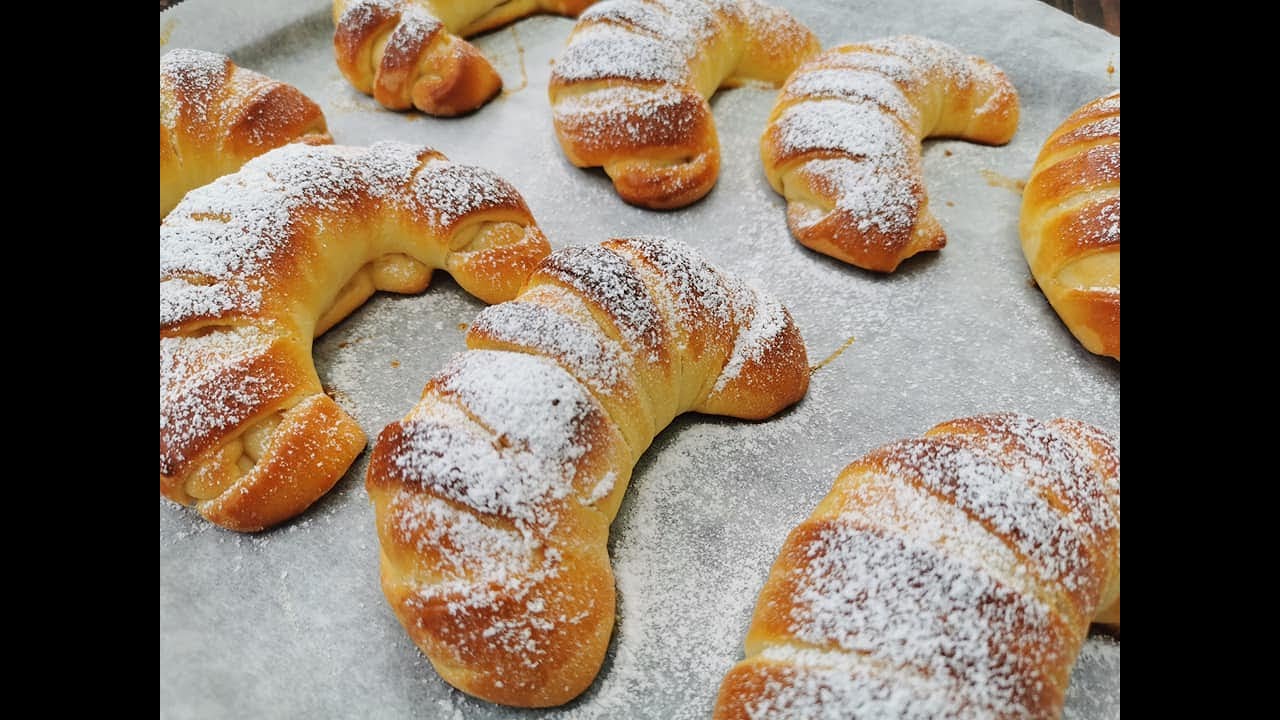 Leckere, luftige Hörnchen mit Vanillepudding * Custard-Filled Buns