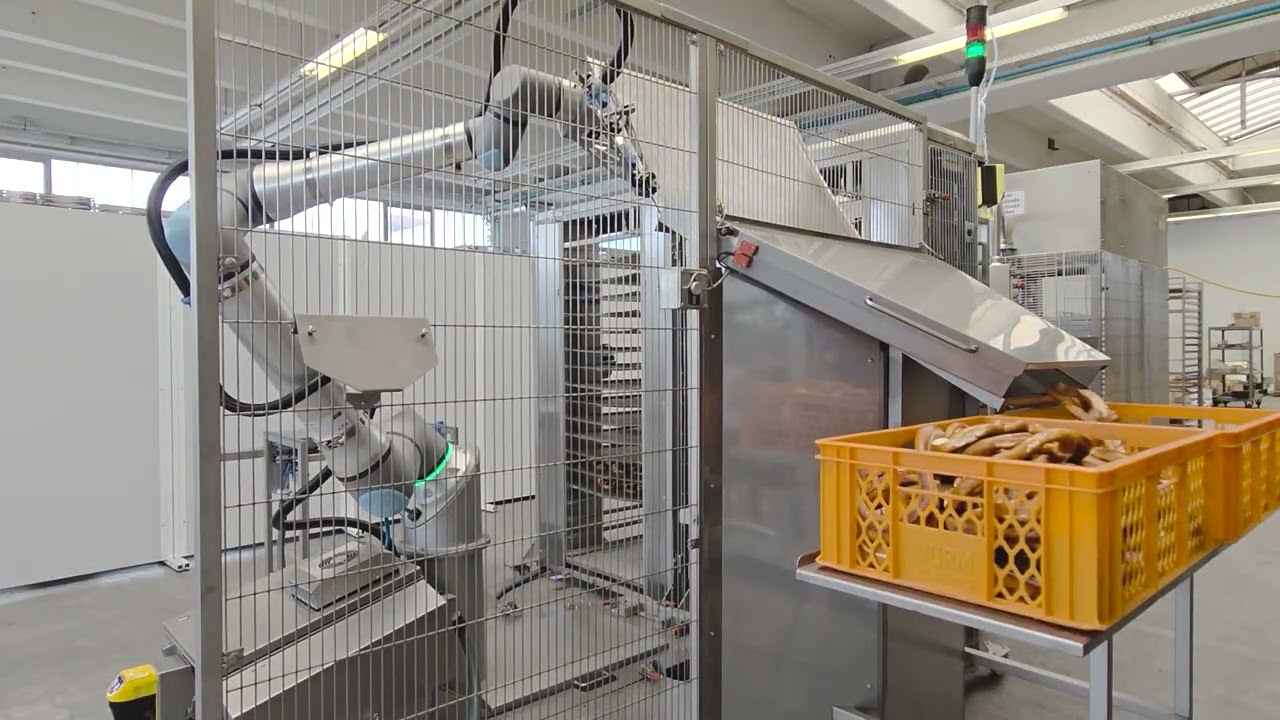 WP ROBOT beim Entleeren von Blechen / WP ROBOT is unloading trays