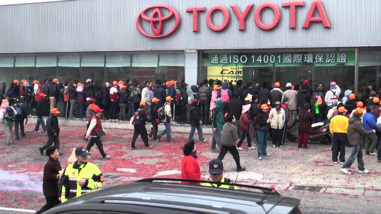 2012 0218 白沙屯媽祖繞進苑裡 Toyota 服務廠內