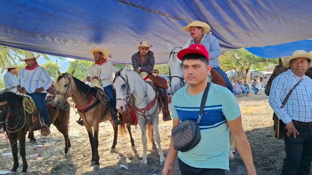 Entrega de regalos para los de acaballo, aca en Tanganhuato guerrero región tierra caliente 