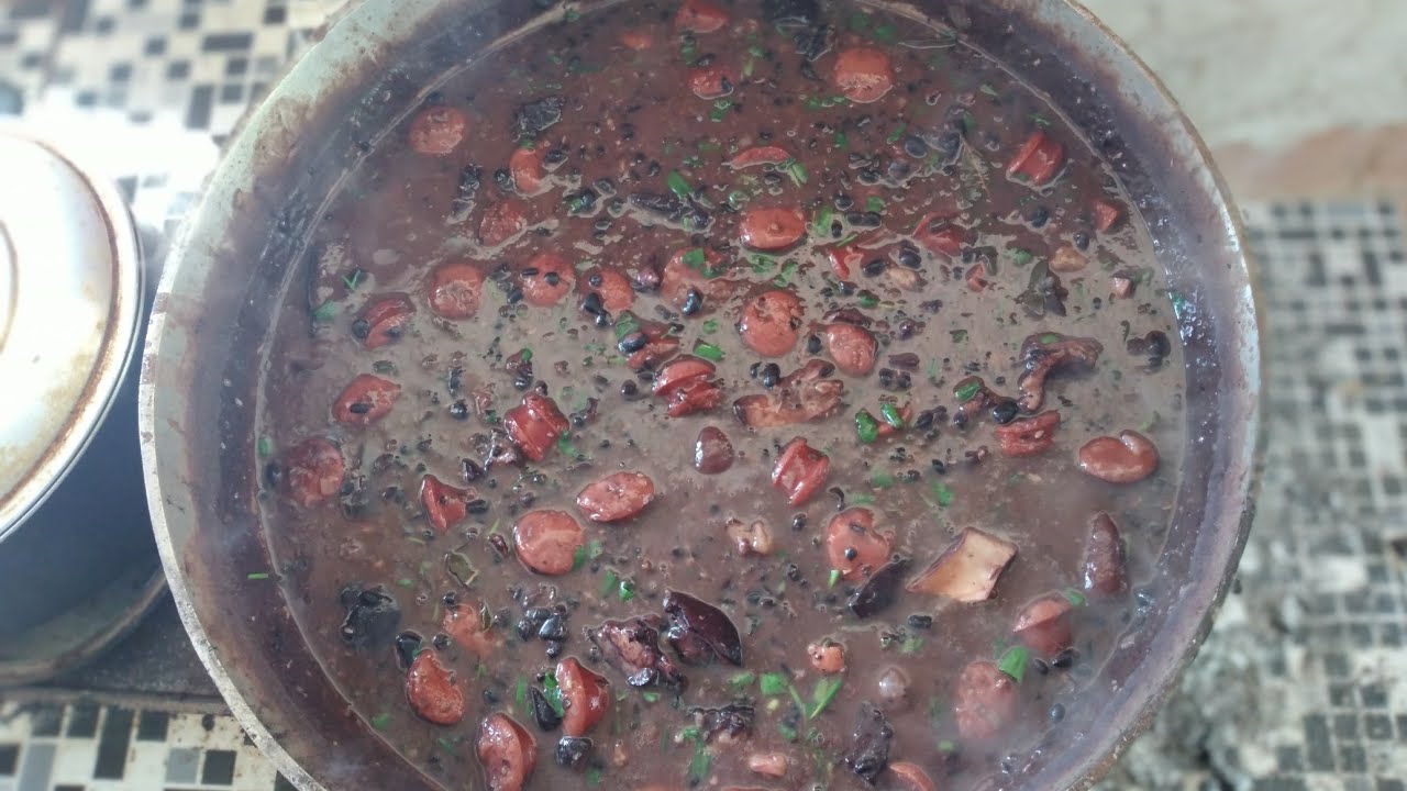 FEIJOADA FEITA NO FOGÃO Á LENHA