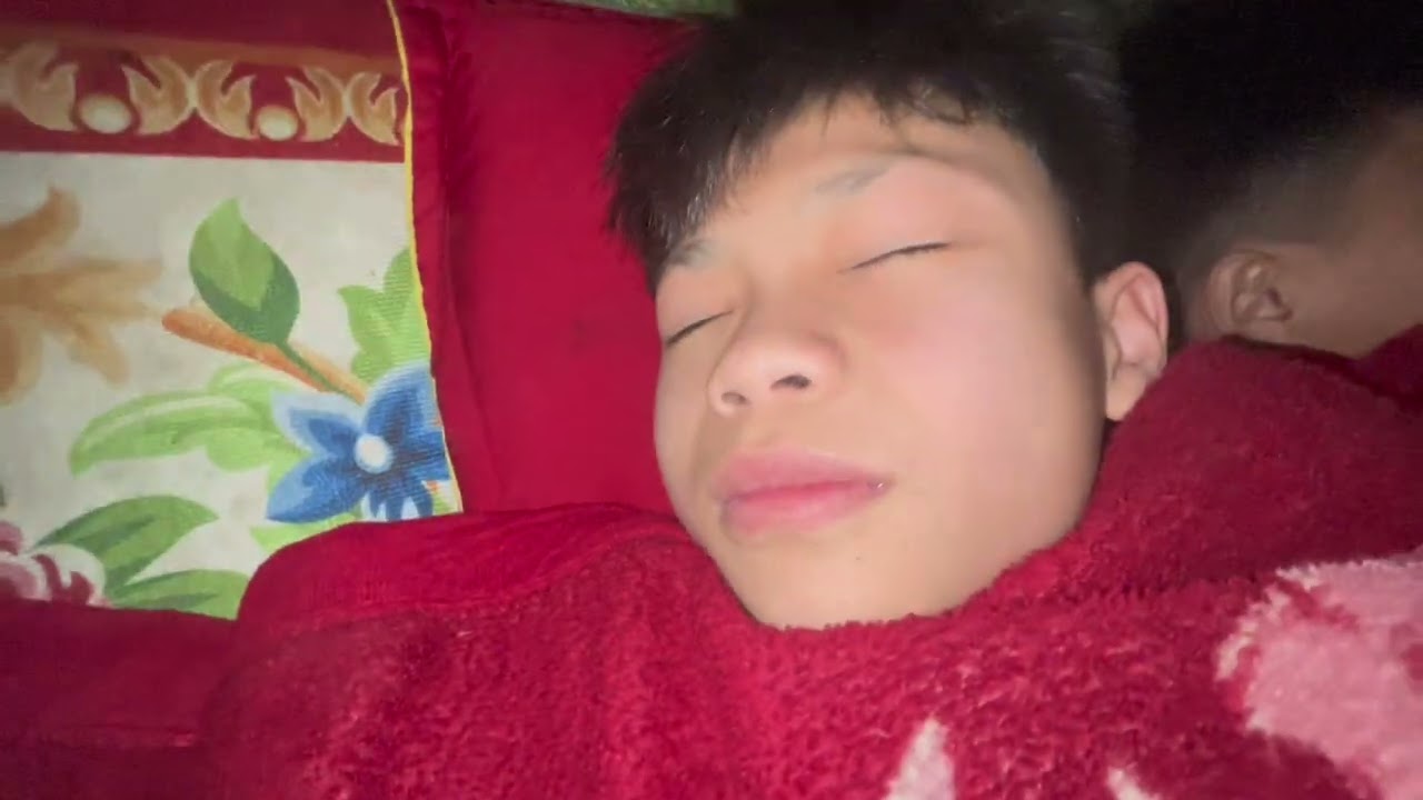 Ông già noel đi phát quà . Và 4 cháu hư mà vẫn thích nhật quà 🙃
