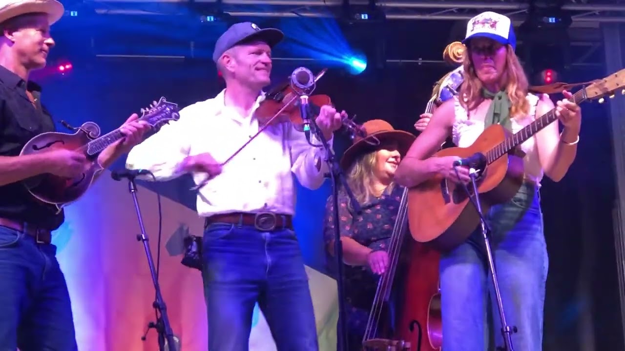 “Jaybird Died with the Whopping Cough” - Foghorn Stringband (with the City Stompers) 