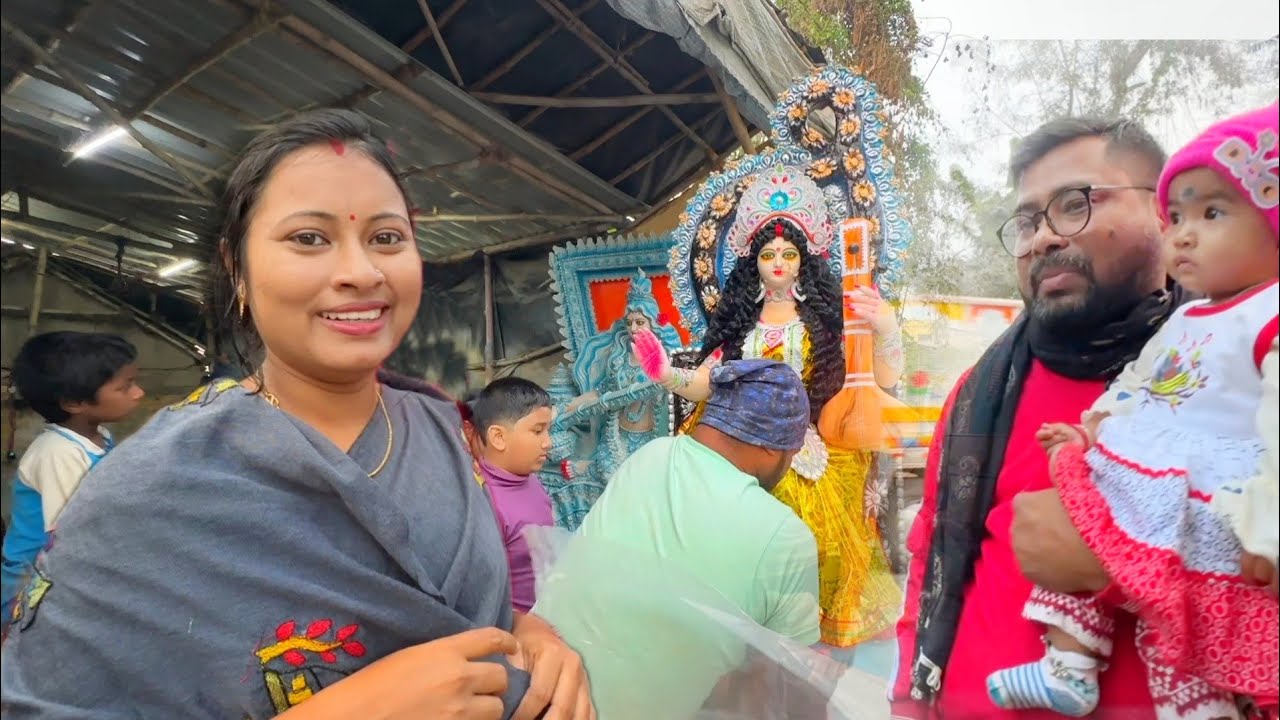 পরীর এই বছর প্রথম সরস্বতী পূজো তাই পরীকে নিয়েই ঠাকুর আনতে গেলাম