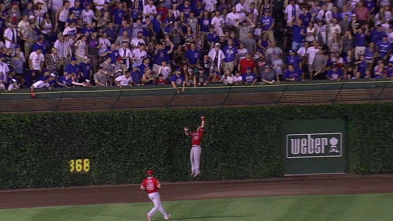 LAA@CHC: Trout jumps and makes catch at warning track