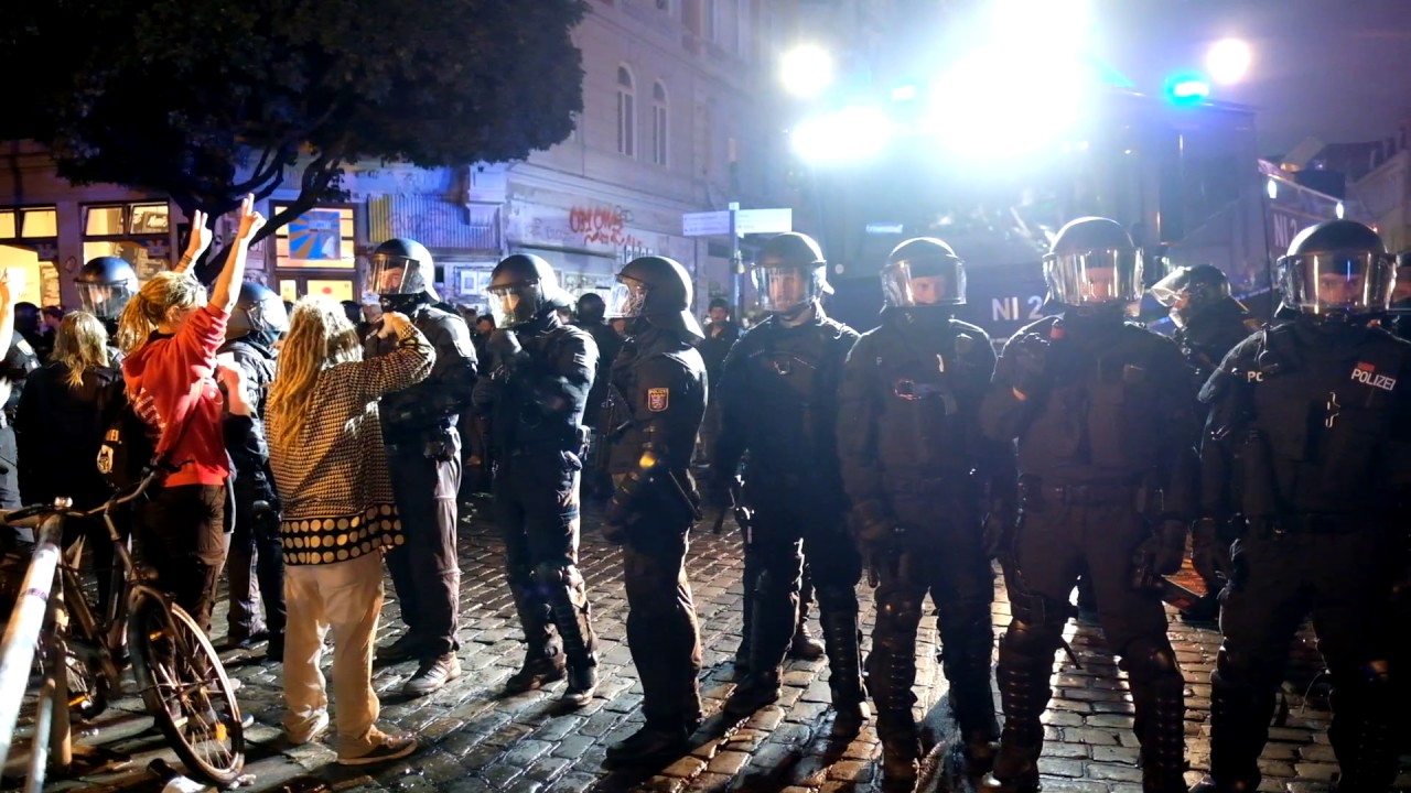 G20   Erneute Wasserwerfereinsatz gegen Chaoten im Schulterblatt