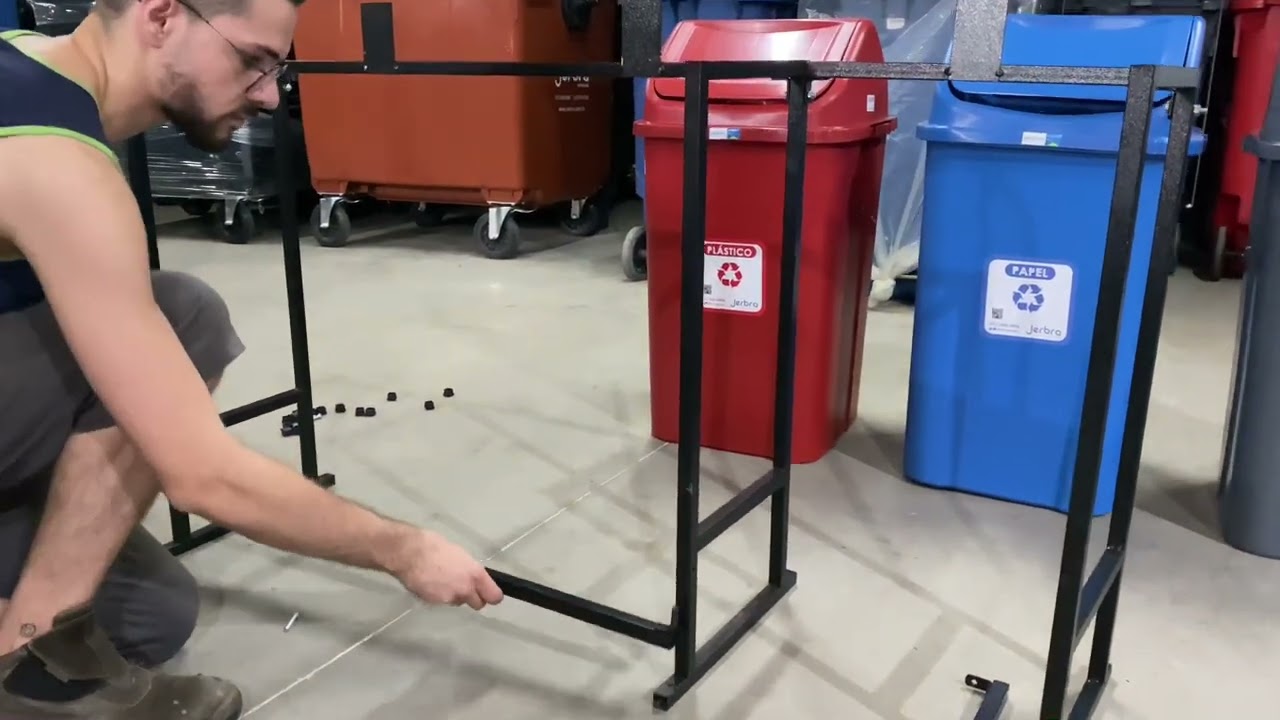 Montagem conjunto coleta seletiva Lixeiras Basculantes injetadas
