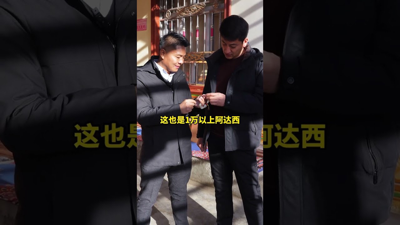 黄白种玉肉打底，暖糯的蜜蜡底色，温柔贵气！表皮缀着星星点点的洒金皮，似昆仑落日的碎金落满玉身，金点细密均匀，与黄白肉浑然相融~