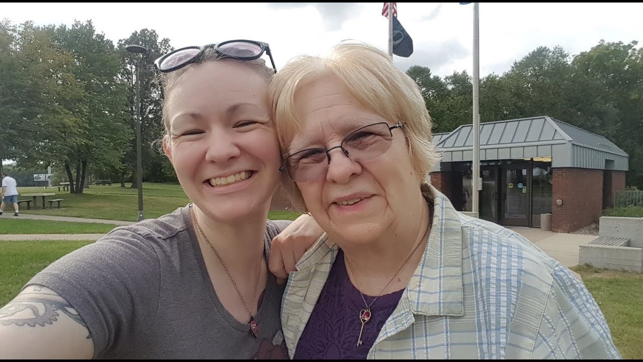 MOM COMES TO VISIT! | ~LeahMouseVlog~
