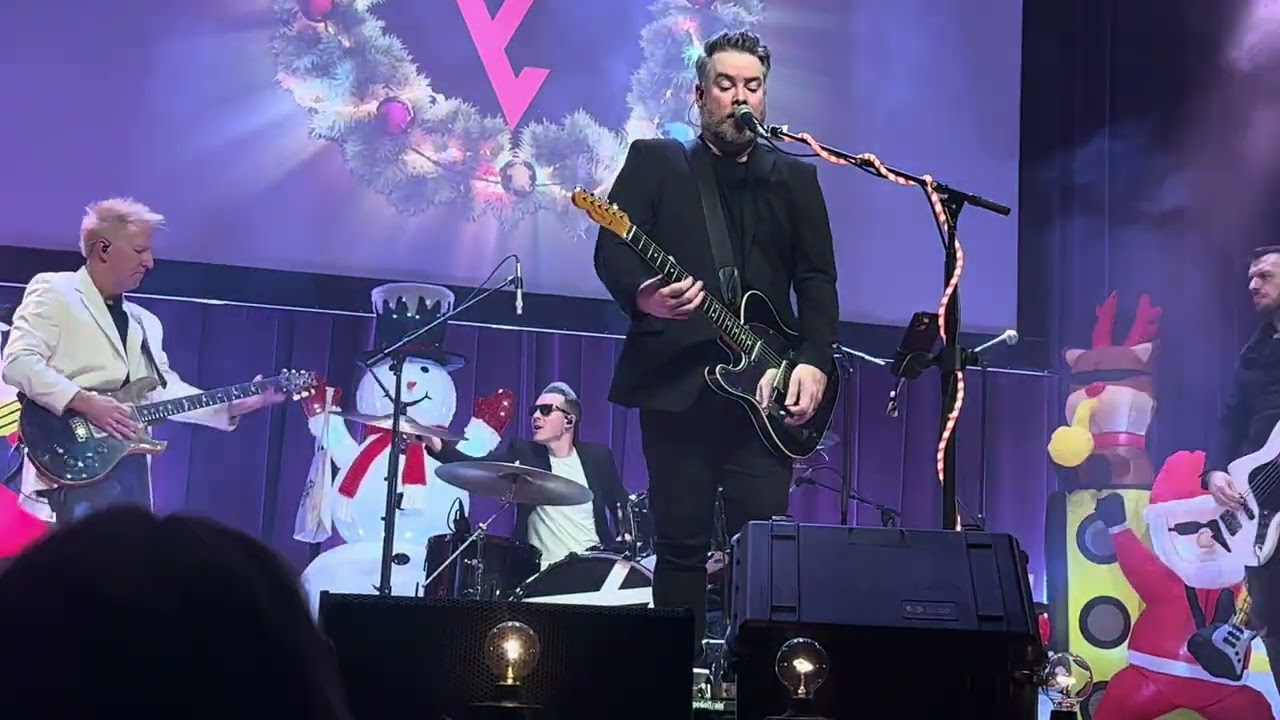 David Cook - Deck The Halls to the tune of War Pigs by Black Sabbath (Franklin, TN)