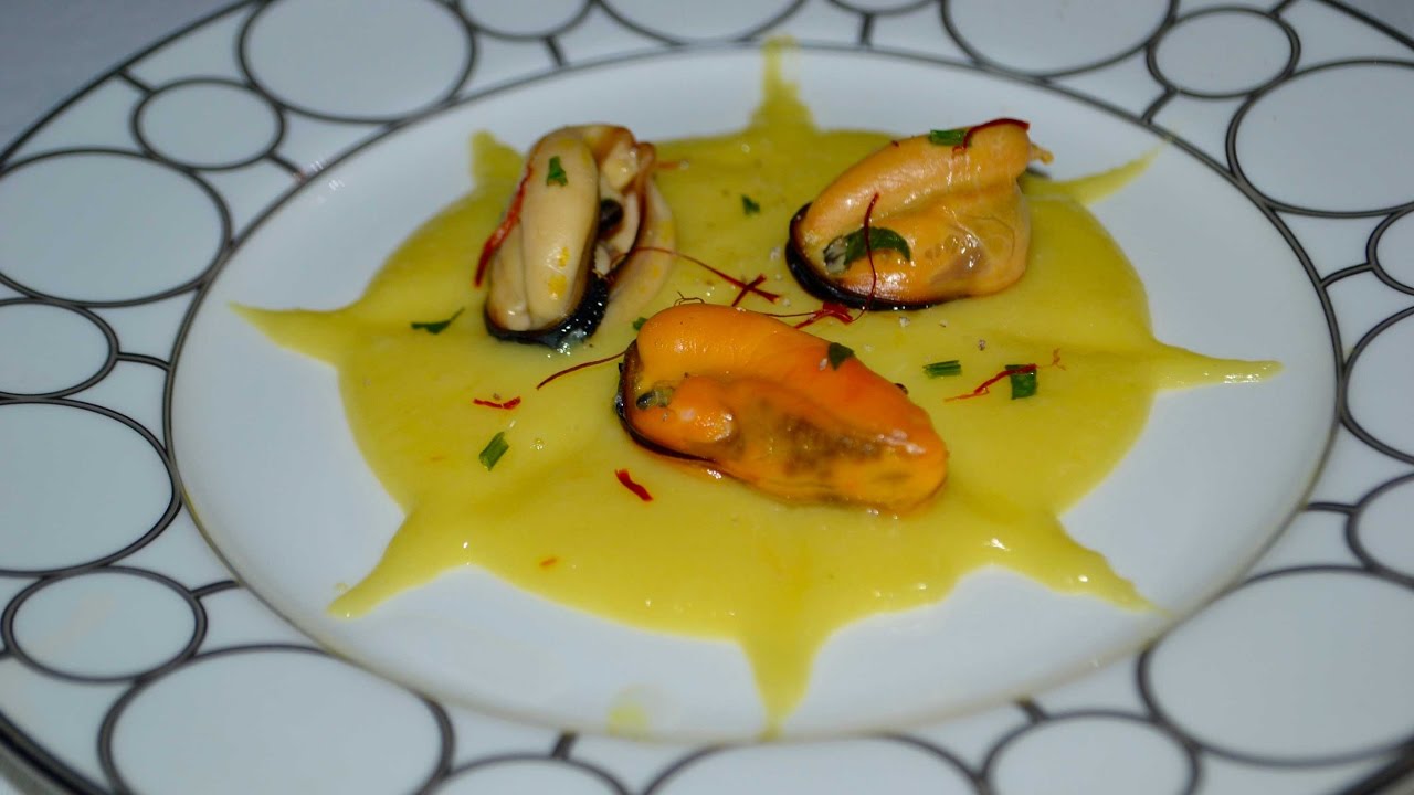 Cozze scoppiate su crema di patate e zafferano