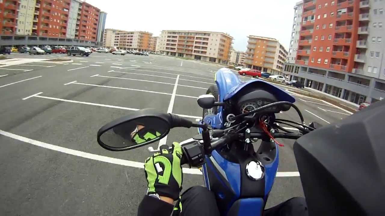 Suzuki DR125SM Wheelies