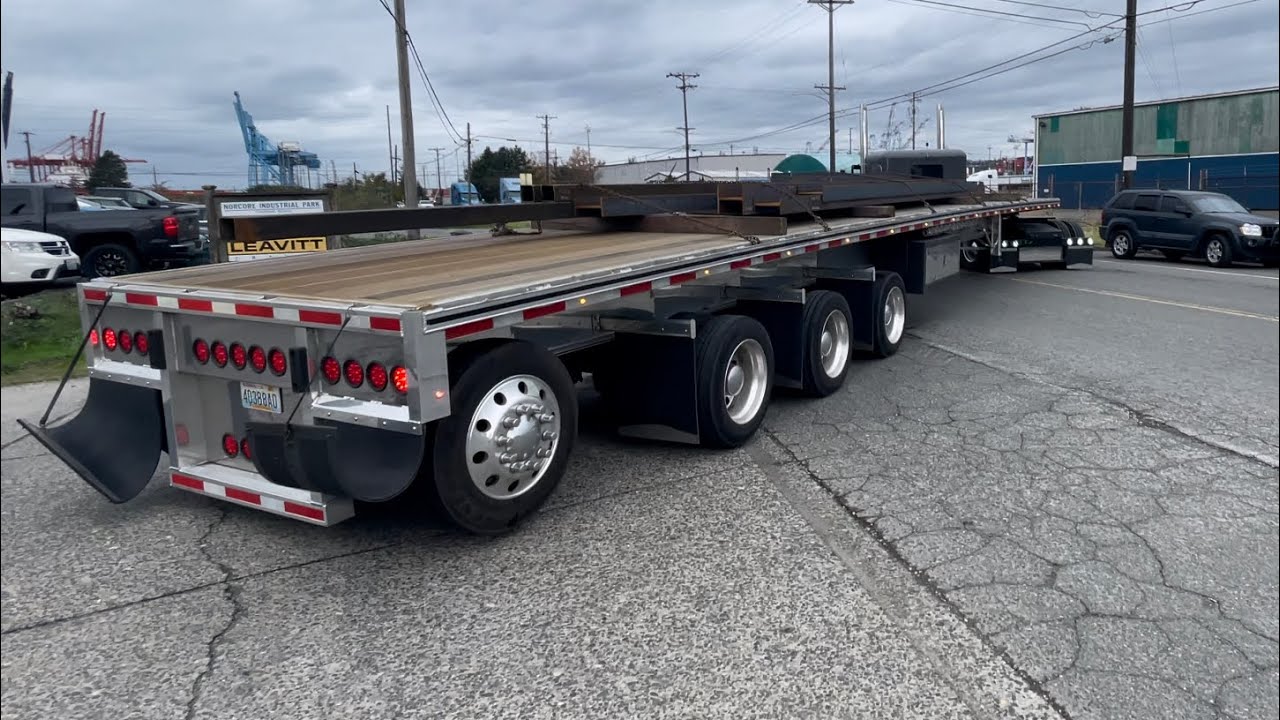 Backing MAC 53’ 4 AXLE flatbed off the street | steel hauler | 2022 389 stretched