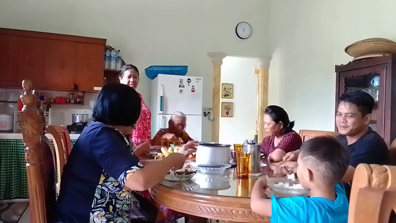 Menikmati Berkhat Tuhan Didalam kehidupan keluarga Oma Lintje Toding.