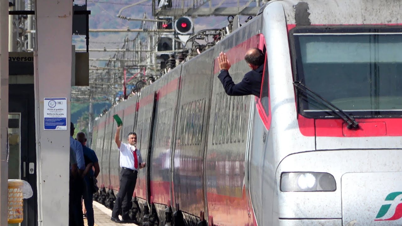 Arrivi e partenze treni alla stazione di ROSARNO.