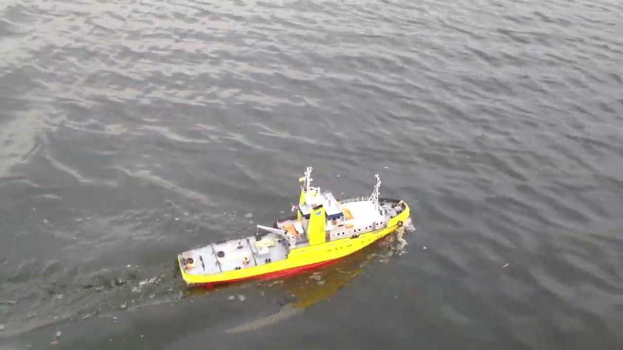 Peter`s Robbe Hochseeschlepper Happy Hunter bei einer ersten Testfahrt - ocean tug