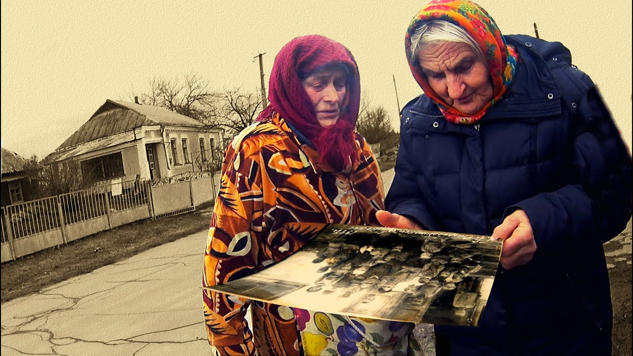 Бабуся впізнала себе на старій фотографії. Босоногі школярі 1947-го року. Село Старі Бабани.