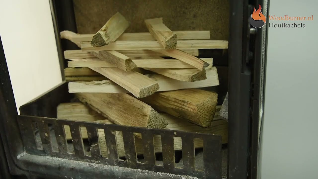 Duurzaam uw houtkachel aansteken met de Zwitserse methode en zelf veilig aanmaakhout kloven.