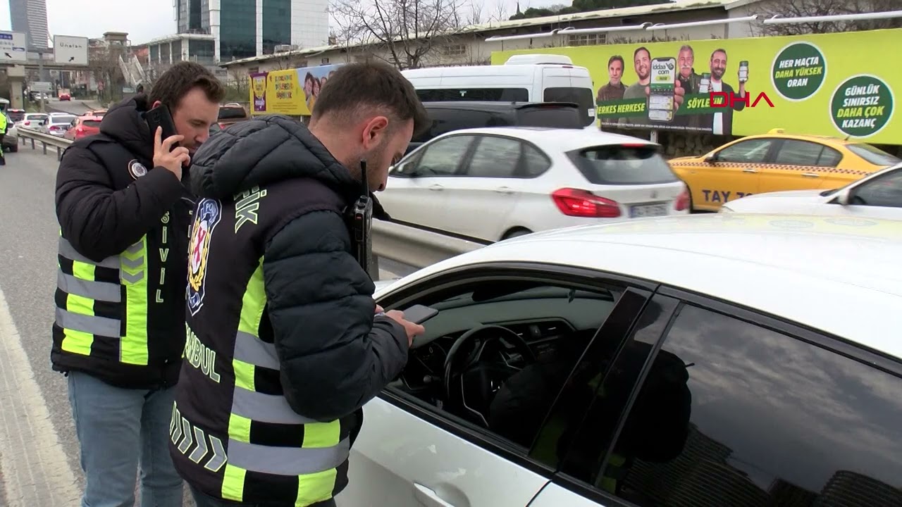 Üsküdar'da denetim; polisi gören bazı sürücüler şerit değiştirerek uzaklaşmaya çalıştı