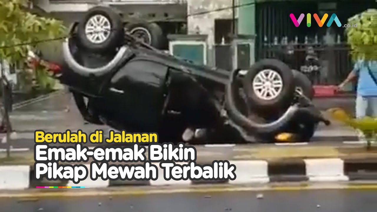 Aksi Emak-emak Bermotor Bikin Pikap Mewah Ringsek di Tengah Jalan