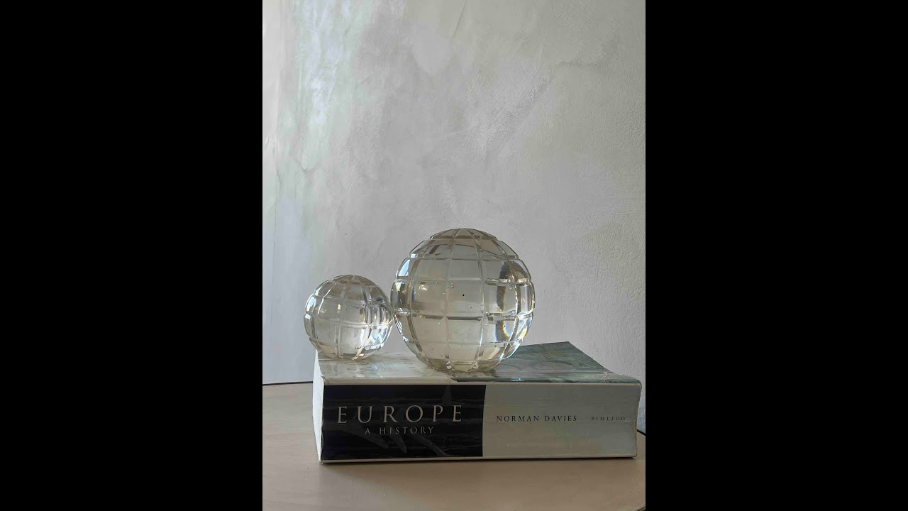 Creating subtle textured walls in Artisan Premium Chalk Paint with the Artisan T & B technique