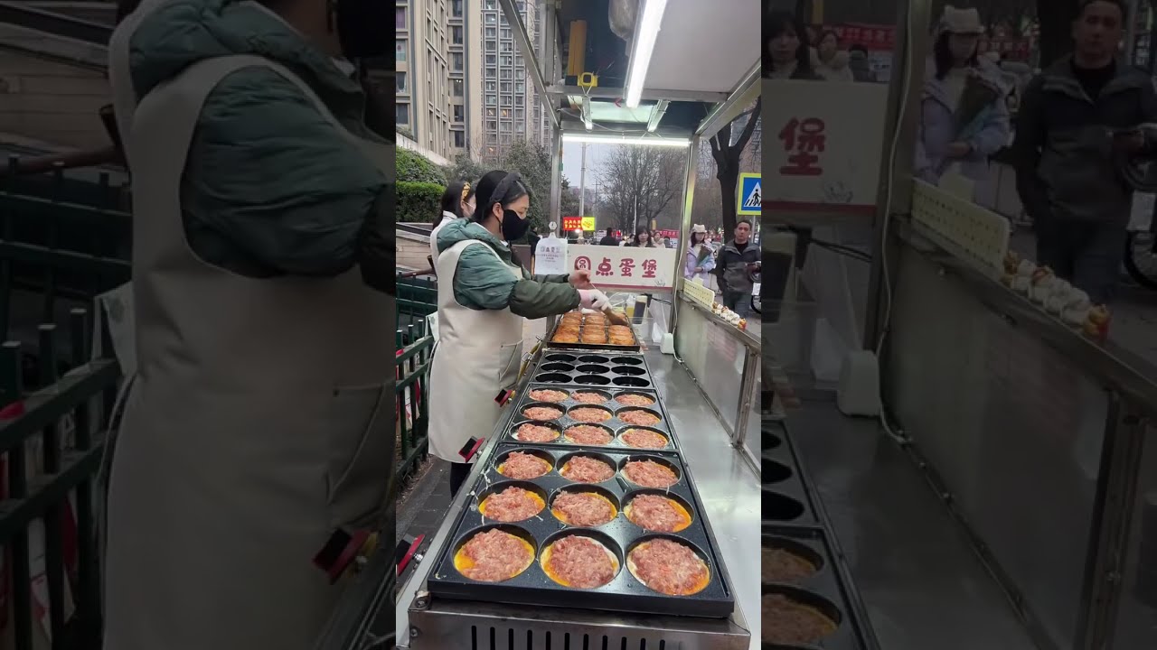 陕西路边排队排到腿软的神仙肉蛋堡！一口咬下去肉汁四溢，这不就是幸福的味道吗！#地方特色美食