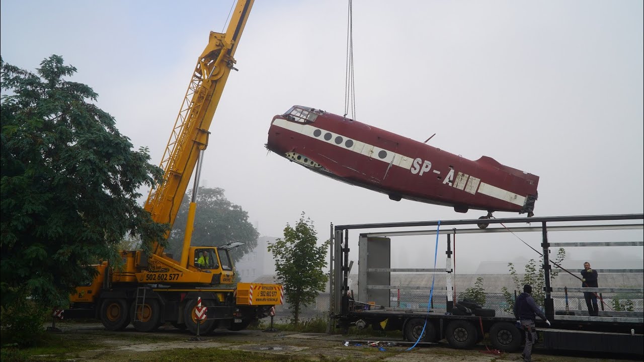 Transport samolotu – rozładunek tirów żurawiem samojezdnym I EHC Karol Zagajewski