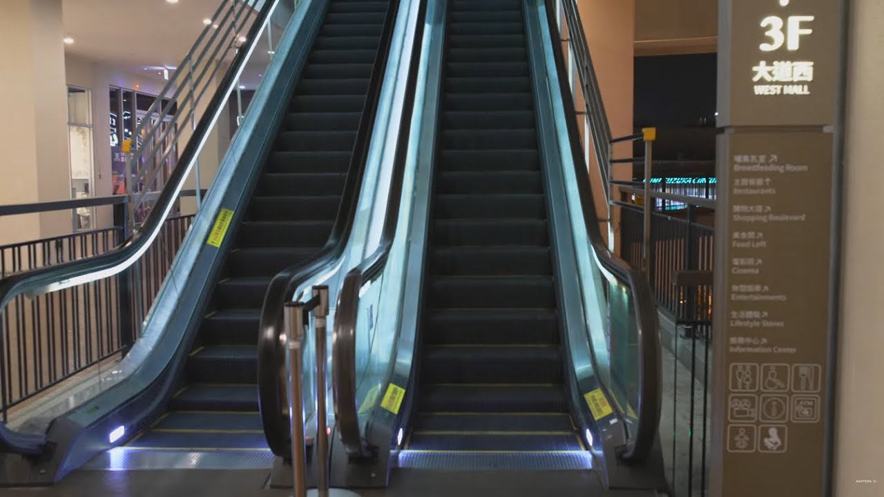Taiwan, Kaohsiung, SKM Park Outlets, 8X escalator